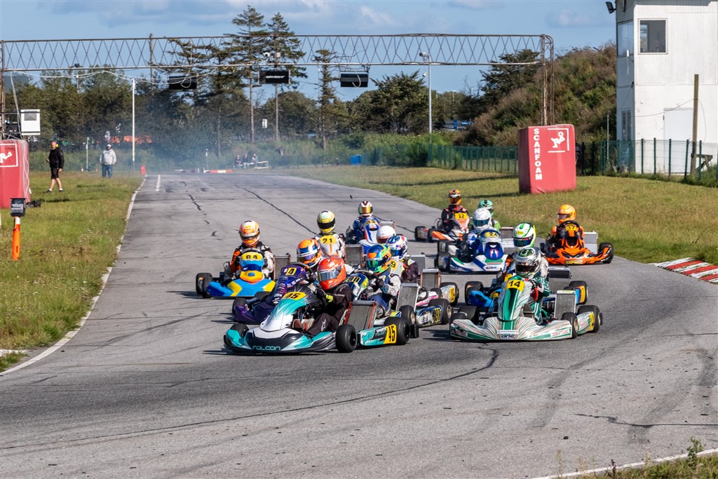 DASU Junior kom undervejs med Bertram Sachse som første mand gennem første sving, men blandt andre Romeo Haagh i #14 var klar til at udfordre.
(Foto: Danish Karting League)
